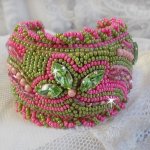 Bracelet Miss Lady manchette brodé avec des cristaux de Swarovski, des facettes en verre de Bohème et des rocailles vert et rose